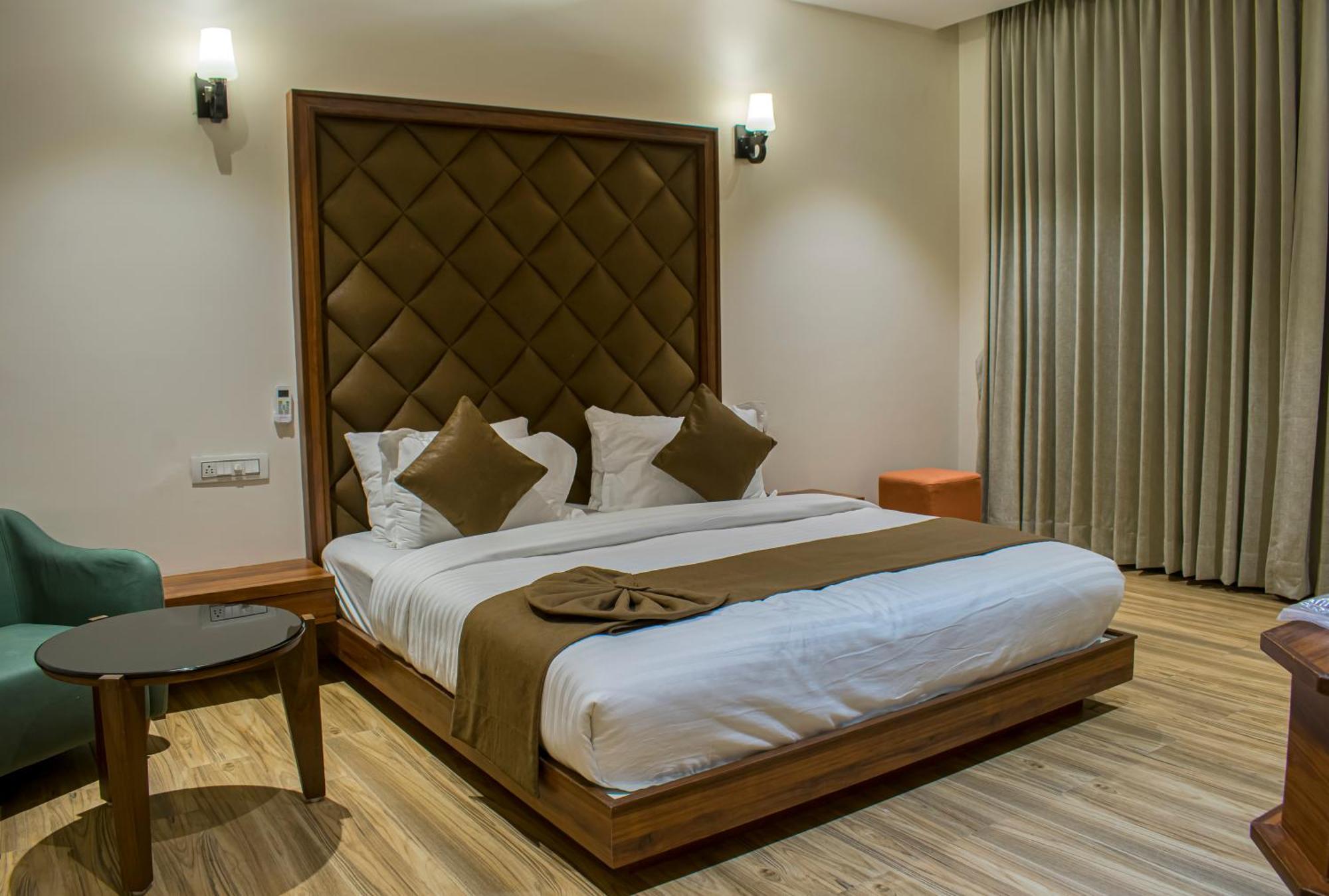 Krishna Riverside Resort Vasad Esterno foto