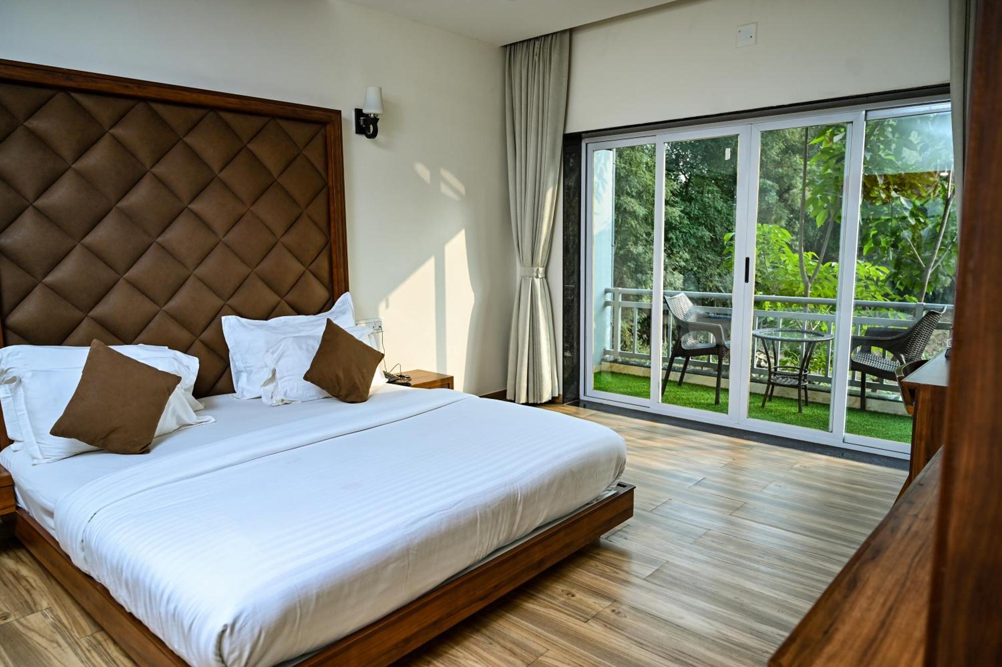 Krishna Riverside Resort Vasad Esterno foto