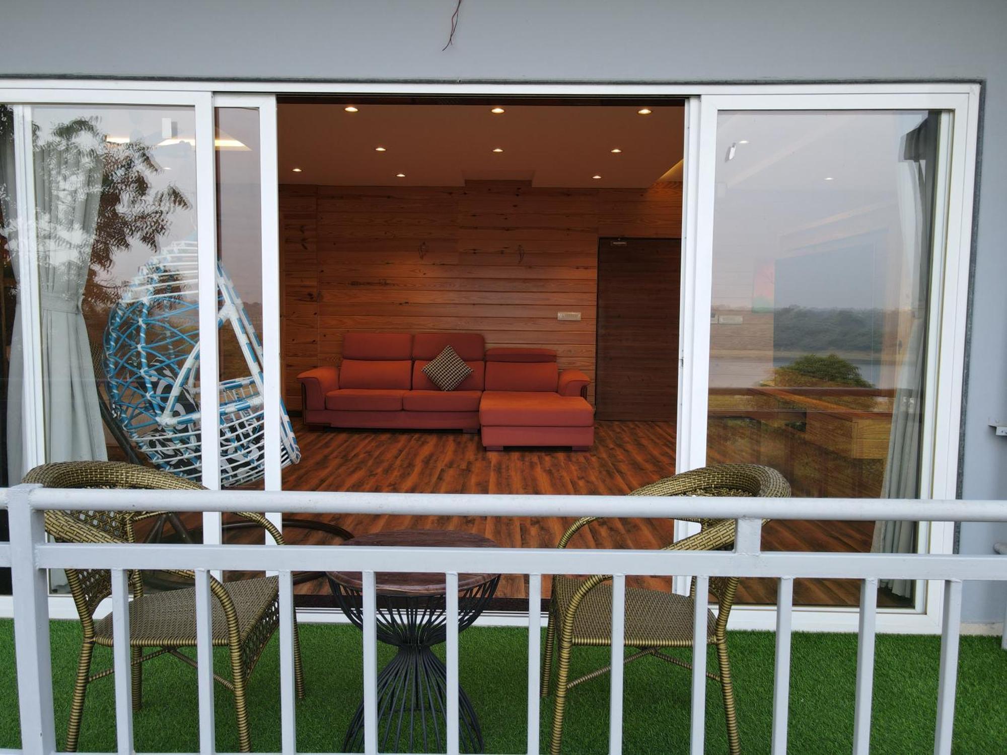 Krishna Riverside Resort Vasad Esterno foto