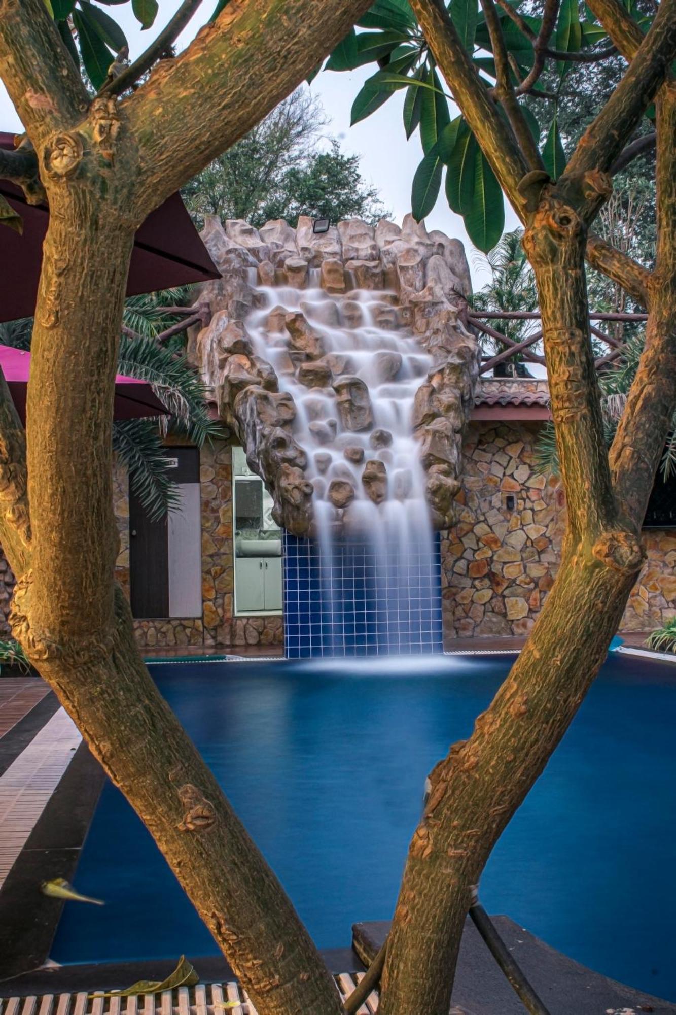 Krishna Riverside Resort Vasad Esterno foto