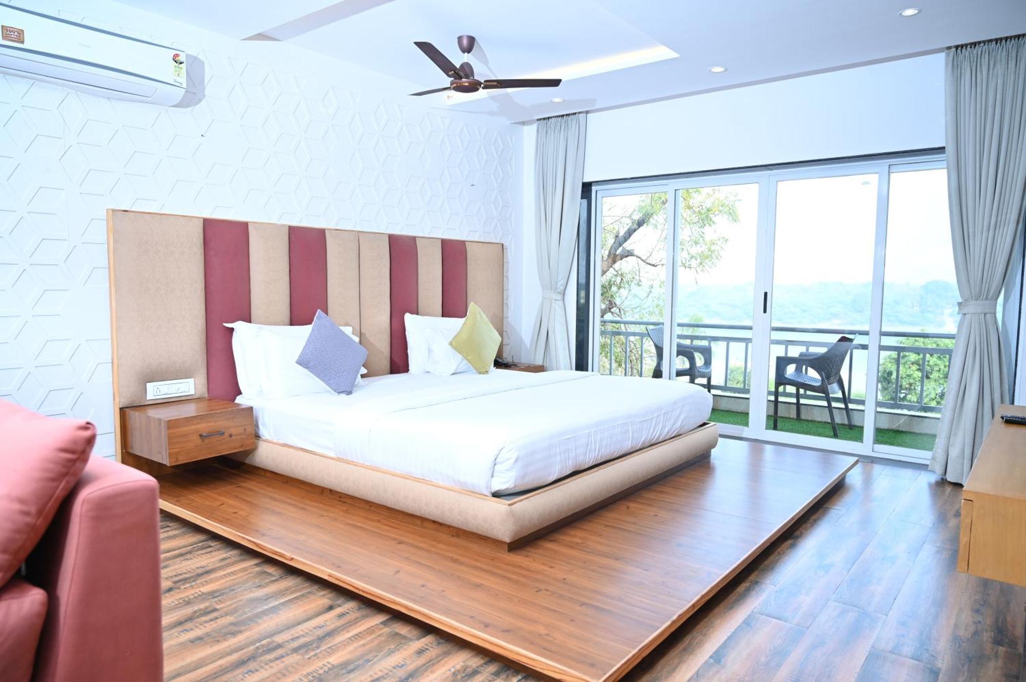 Krishna Riverside Resort Vasad Esterno foto